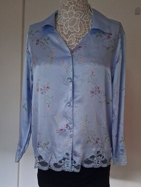 MORGAN TAYLOR sleepwear Blouse Satin Floral Blue with a lace Trim.